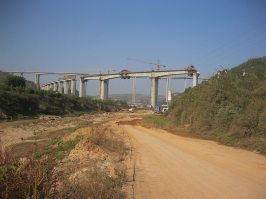 城川河特大桥连续梁胜利合拢